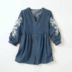 Tunique boutonnée à plis brodée, jean léger