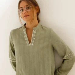 Tunique brodée, col tunisien