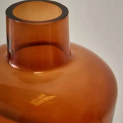 Vase lisse en verre ambré