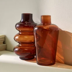 Vase lisse en verre ambré