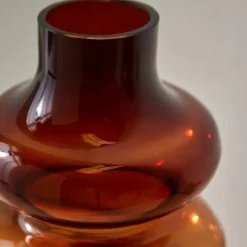 Vase ondulé en verre ambré